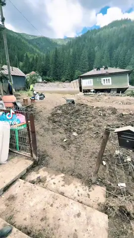 #CA Am venit, am vazut, aceasta este realitatea, cine poate ajute, banii merg direct la doamna Monica, langa ea in video era di primar Alexandru, cine poate binele va primit CUm mare mare nevoie, doamna are grija si de sora si de C doi copii mici si de mama dansei, totul este real, vazut cu ochiimei! mai puţin #RomâniaTrezeșteTe #VIRAL #foryou #Distribuit 