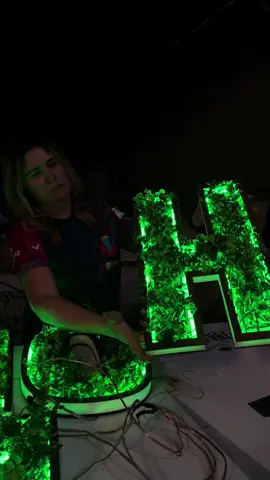 Essa ASMR vai te hipnotizar😱🤯 Somos artistas e as vezes não nos damos conta do quão importante é nossa profissão de comunicação visual... Essa Montagem de letra caixa com vegetação, XPS e neon led, vai te lembrar que quem da vida a qualquer projeto somos nós... Já imaginou o mundo sem nós? Pois a gente não👏🏻 Na @cvunida, a gente transforma criatividade em técnica e ensina você a fazer também. Curte o som do processo? Esse vídeo é uma ASMR completa da montagem, com todos os detalhes: cola, encaixe, folhas, iluminação... tudo do jeitinho que só quem ama comunicação visual entende. Assiste até o fim e me diz: você faria uma letra assim?