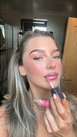 My fave gloss everrrrr @Fenty Beauty #fentybeauty #fussyglossbomb 
