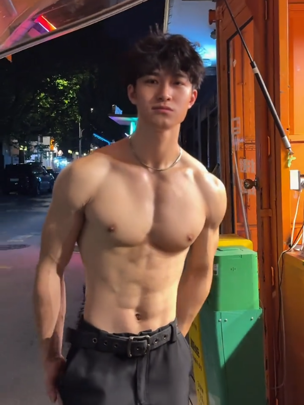 如果有人问你男朋友是谁。你就说是我。这个锅我背了。
