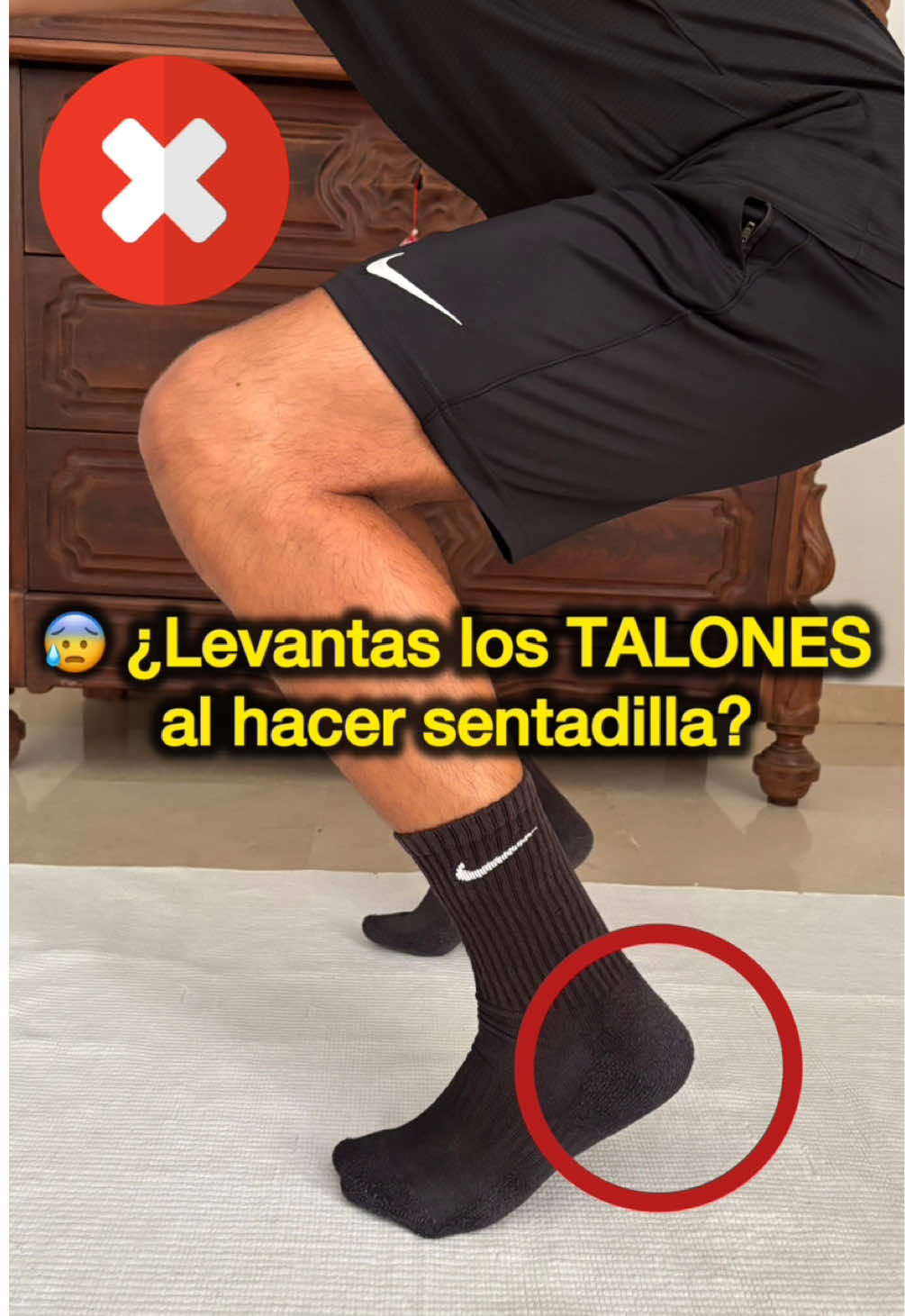 ❌¿Levantas los TALONES al hacer sentadilla? 😰 ¿No eres capaz de llevar tu rodilla por delante del pie? 👉Tienes una falta de dorsiflexión de tobillo 📲Escribe “Rutina” en los comentarios y te envío unos ejercicios útiles 📥Guárdate este vídeo y envíaselo a un amigo/a que lo necesite #sentadilla #squat #tobillo #movilidad #dorsiflexion #movilidadtobillo #ejerciciosencasa #ankle #lesion #lesiones #lesionesdeportivas #treninferior #readaptacion 