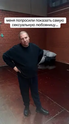 она всегда голодает.