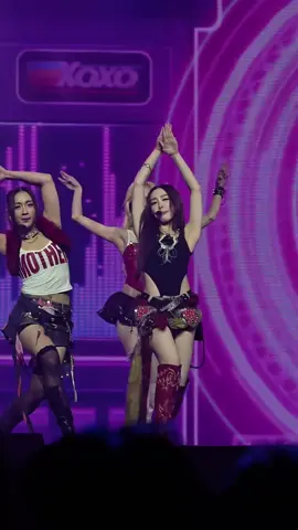 เจ้าที่แรง เท้าเอววีน ♥️🖤😡 #XOXOmultiverse #SUNSUPresentsXOXOmultiverseConcert #4eve 