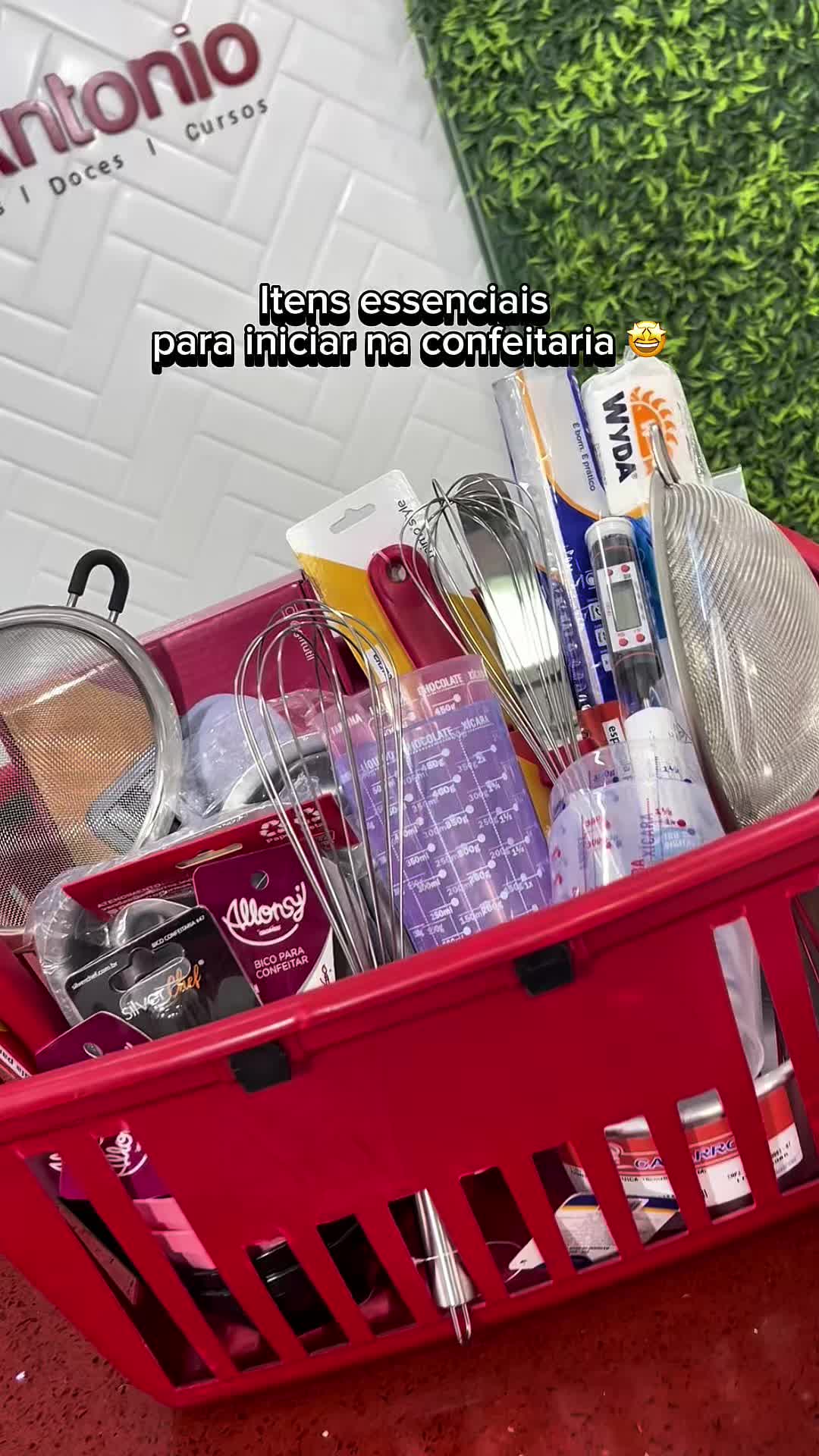 Iniciar na confeitaria pode parecer uma solicitação, especialmente sem experiência ou cursos. Mas esses são aqueles itens básicos que você não pode deixar de ter se sonha em seguir esse caminho tão doce e encantador. 🥰✨ #confeitariainiciante #utensíliosbásicos #dicasdeconfeitaria #fyy #iniciante #confeitaria #facaevenda #lojadeutensilios