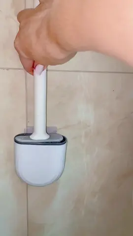 Chega de escova feia no banheiro! 🤭 Essa aqui é linda, limpa bem e fica super super discreta! 🧼 👉 Clica no link e garante a sua! #escovalimpeza #limpeza #vasosanitario 