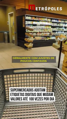 #Preço na prateleira não bate com o do caixa? Isso pode ser só o começo. Supermercados na #Europa e nos #EUA estão adotando etiquetas eletrônicas que mudam os valores dos produtos em tempo real — até 100 vezes por dia. A promessa é economia e eficiência, mas especialistas alertam: o impacto para o consumidor pode ser bem maior. 📉📈 ⠀ 🔍 Será o fim da estabilidade nos preços? Entenda o que essa tecnologia pode significar para o seu bolso — e o que já está em teste no Brasil. Compartilhe sua visão sobre essa novidade e siga acompanhando o Metrópoles para mais atualizações. @julianaandradenutri 📸  Juliana Andrade/Metrópoles  #tiktoknoticias 