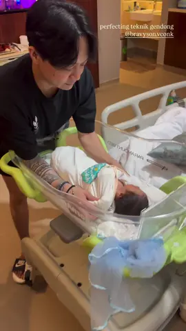 lucu bingittt, mulai bisa gendong andrew pelan