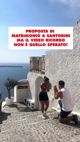 😂Il piano era semplice: a Santorini, con la luce perfetta, il telefono nascosto e l'anello in tasca. Lui si inginocchia, lei sta per dire sì, e proprio in quel momento due turisti affamati decidono che il posto perfetto per mangiare, era davanti a quel telefono. La proposta? Sì. Il video ricordo? Ni!