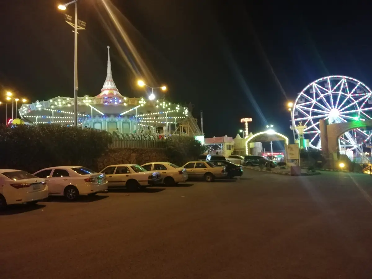 وجّه صاحب السمو الملكي الأمير سعود بن نهار بن سعود بن عبدالعزيز محافظ الطائف بإغلاق المنتجع والتحقيق في ملابسات الحادثة التي نتج عنها وقوع عدد من الإصابات حيث تم التعامل مع بعضها في الموقع وتلقت الإسعافات اللازمة، فيما نُقلت أخرى للمستشفى من قبل الجهات المعنية ولا وفيات... #
