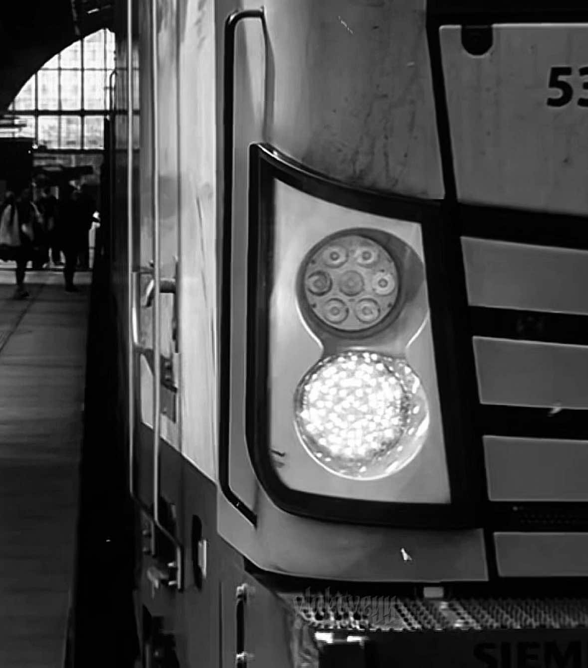 those eyes haunt me👀👹 #vlakoveyy #vlak #train #trainspotting #zug #vlaky #trains #züge #pociąg #poaciągi #fy #fyp #protebe #trainspotter #vectron #siemensvectron #eyes #edit #trainedit #editvlaku #trainspotter_europe #editing 