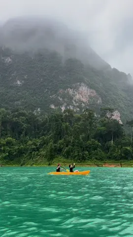 พายเรือจากที่พักก็เจอวิวแบบนี้แล้ว มันโคตรคุ้มค้าเลย 🌿⛰️ . เราพักที่แพ 360 issara เปิดใหม่ล่าสุดในเขื่อนเชี่ยวหลานเลย จ.สุราษ บ้านเรา มี Wifi ให้ฟรี อาหาร อร่อยมาก ห้องใหม่  แถมวิวที่ โคตรดีเลยแก #360issarafloatingresort #แพอิสระ360 #เขื่อนเชี่ยวหลาน #เขื่อนรัชชประภา #สุราษฎร์ธานี #suratthani #khaosok 