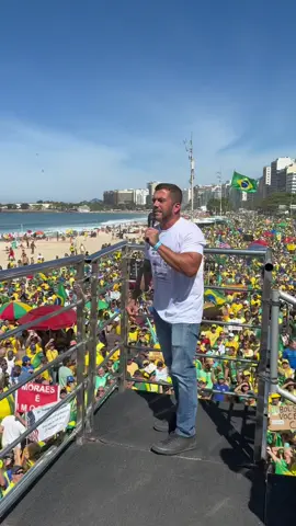 Copacabana hoje. Senador que não apoiar impeachment de Moraes é um covarde e não merece nosso voto ano que vem.