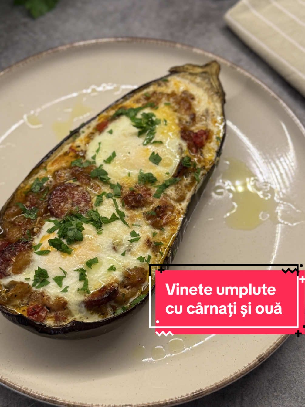 🍆Vinete umplute cu🌭cârnați şi🥚 ouă 📋Ingrediente: 1.5kg vinete 150g ceapă 4 căței usturoi 350g cârnați de porc afumați 450g roșii 70g untură 8 ouă Sare, piper Parmezan Pătrunjel 📊Valori nutriționale pentru întreg preparatul (4 porții) 2860kcal (715kcal/porție) 140g proteine (35g/porție) 196g grăsimi (49g/porție) 136g carbohidrați (34g/porție)