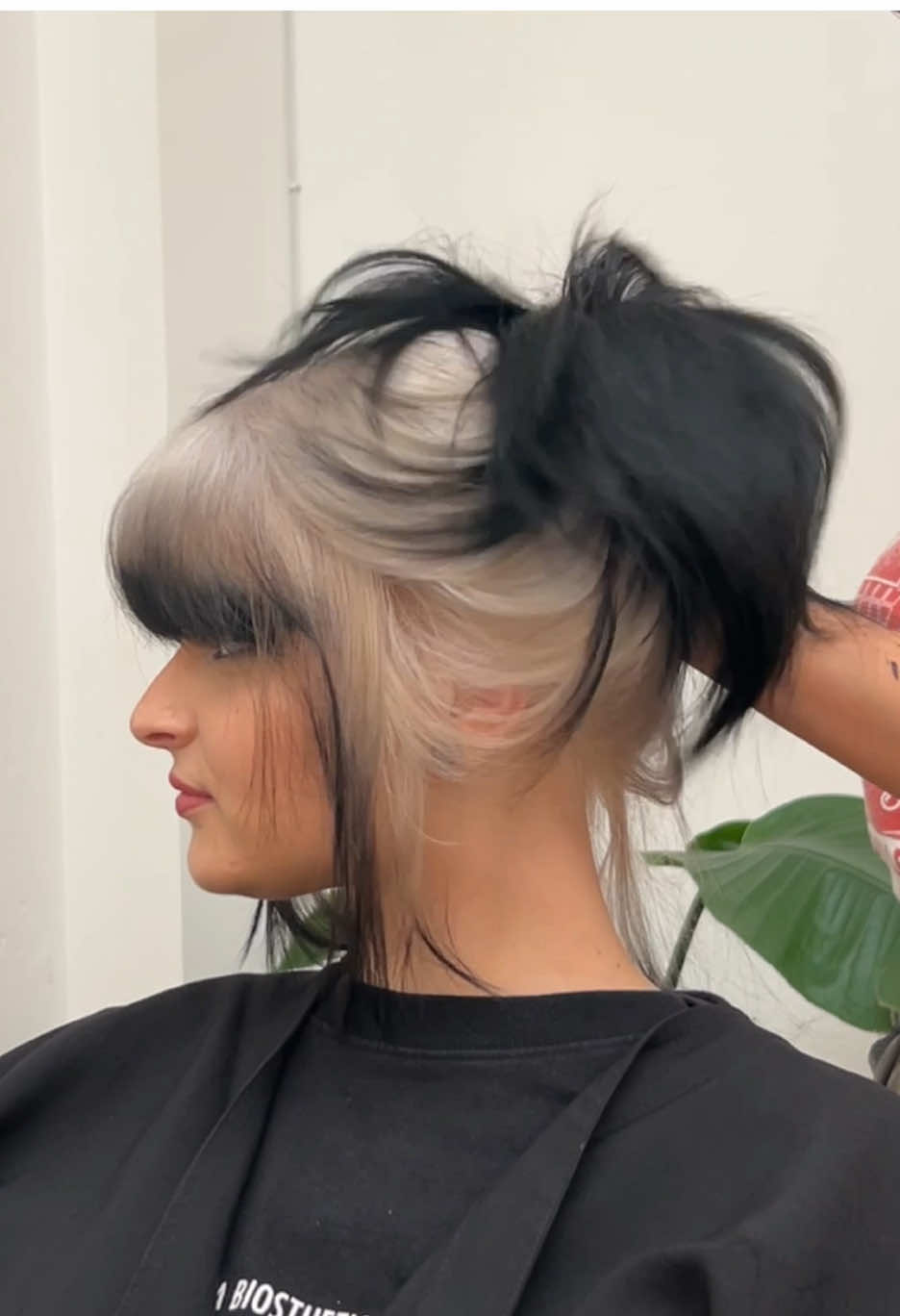 #ghostroots retouch! ❤️  Ja, das ist nur ein kleiner Ausschnitt vom 2. Mal Ghostroots färben bei meiner Azubine & we‘re still in love!  Soll ich mal ein Tutorial/ behind the scene dazu hochladen mit allen Rezpturen & wie das ganze nach 2 Monaten so aussieht? Und warum das eigentlich so lange dauert und wie ich dabei vorgehe? 😁 Sagts mir gern! ✨ Gefärbt mit @Wella Professionals Gestylt mit @Dyson Deutschland @Davines @Olivia Garden Europe  #friseurberlin #vividhair #vivid #alternativehair #berlinhairdresser 