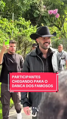 Veja alguns participantes da dança dos famosos chegando na Globo para o Domingão.  #domingaocomhuck #globo #rodrigofaro #lucianohuck #nicolebahls #catiafonseca #mcdaniel #luanpereira 