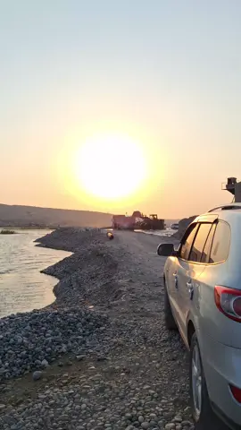 في هذه اللحظات، يشعر المرء أن الزمن يتباطأ وأن القلب يتنفس جمالاً خالصاً لا يشبه سوى الحنين.. لحظات الغروب على ضفاف نهر الفرات قرب جرابلس 🧡 #جرابلس_برس #جرابلس #حلب #سوريا #بلال_بركات 