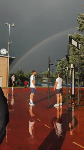 Swiss summer recently ☔️.. we don‘t care. 💪🏾 Das Wetter hindert uns nicht. Wir trainieren jeden Freitag zusammen im ASVZ Fluntern 🙌🏾 #outdoorworkout #training #zürich #GymTok #schweiz #fyo #CapCut 