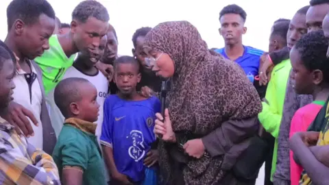 Kasodawo YouTube porafelka Saran #lakiabdirahman #queenzuzan #somalitiktok #qosolkaaduunka😂😂😂 