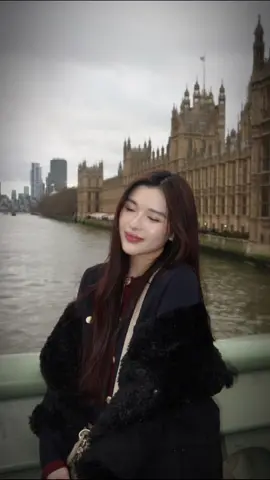 RICHKID Phương Vy ( 2003 ) , con gái của CFO Vietjet Hồ Ngọc Yến Phương. Cô hiện đang theo học ở Vương Quốc Anh với lối sống sang chảnh , đậm chất Châu Âu. Tuy vậy , Phương Vy lại rất kín tiếng trên mạng xã hội , chỉ đăng tải hình ảnh đời thương và ít phô trương gia thế. Đây là một trong các richkid mình rất thích phong cách ăn mặc vừa sang vừa tối giản. #richkidvietnam 