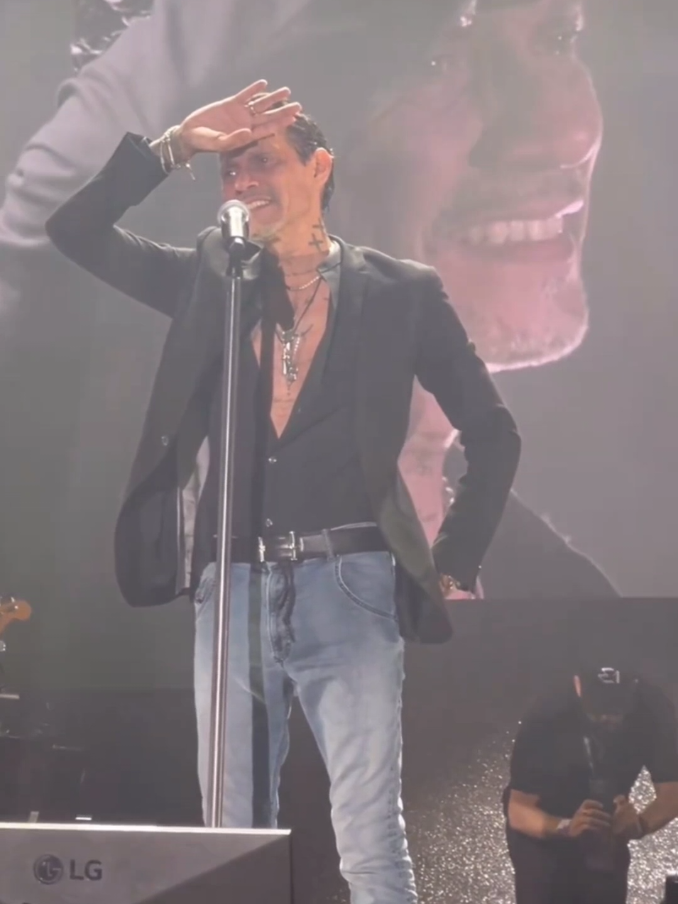 Gracias a nuestro Flakito hermoso!! Por toda su entrega, por toda su emoción, por toda su pasión, por todo el amor, luz, magia que nos entrega cada día, gracias por la nobleza, el brillo, el agradecimiento, la transparencia de su hermosa mirada, gracias por cada momento compartido a su lado!! Gracias por regalarnos siempre lo mejor de si mismo!! Es un placer, un privilegio, un deleite ver su vida, su camino, su legado, cada una de sus maravillosas presentaciones que quedarán escritas en el corazón, el alma de cada una de las personas que lo amamos con el alma!! Gracias por esta gira maravillosa entregada con todo el amor, la nostalgia, la dulzura, la ternura, la pasión y la entrega de su corazón y su alma!! Recordando a Nuestro Amado Flakito del Alma, en Santa Cruz de la Palma, siempre entregado, siempre apasionado, siempre maravilloso, siempre único, siempre agradecido, siempre humilde, siempre noble, siempre generoso, siempre Él, con toda la luz y la magia que desborda su cautivadora mirada y deslumbrante sonrisa, cerrando con broche de oro su esperada, emotiva y emocionante gira en España!! Dios siempre, siempre nos lo acompañe, proteja, bendiga, ilumine y guíe siempre!! Dios siempre siempre esté con Él y nos lo llene de infinitas, maravillosas, entrañables, invaluables e inolvidables bendiciones!!  Con la bendición de Dios por delante, Esto sigueeee!! 🇵🇷🇵🇷🇵🇷🙏🏽🙏🏽🙏🏽🕯️🕯️🕯️🤍🤍🤍💞💞💞🥰🥰🥰❤️‍🔥❤️‍🔥❤️‍🔥🇵🇷🇵🇷🇵🇷 @Marc Anthony  #MarcAnthony #España #santacruzlapalma