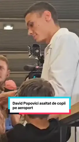 David Popovici asaltat de copii pe aeroport #davidpopovici #natatie #campion #prosport 