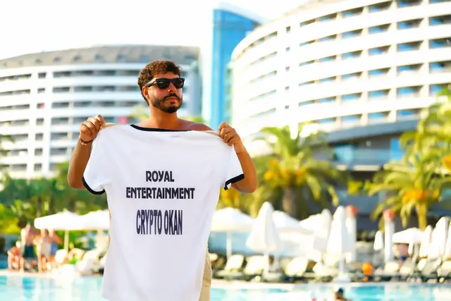 @crypto.okan.bitcoin 😍 Hotel Royal Wings Antalya ❤️ Crypto Okan Ein großes Dankeschön an das Hotel Royal Wings für das exklusive Royal Hotel Trikot 😍 Der Hotelbesitzer wurde auf mich aufmerksam weil ich mit Kryptowährungen bezahlt habe und morgens regelmäßig an der Börse aktiv war Das hat sein Interesse geweckt ich habe ihm ein paar Tipps gegeben und tatsächlich konnte er erste Gewinne erzielen! 😍😍😍 Fakt ist: Ich habe einen weiteren Sponsor gewonnen! 💪🚀 #türkiye #deutschland #btc #bitcoin #frankfurt #germany 