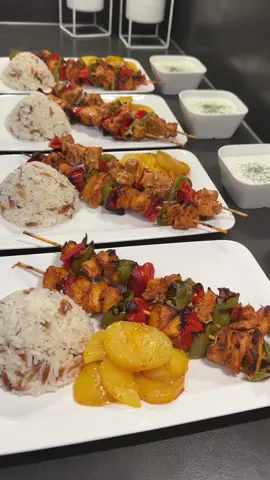 Selam herkese hayırlı akşamlar  🥰 .  Tavuk Şiş tarifi 🌸 . Malzemeler  1kg tavuk ğöğüsü 1 yemek kaşığı domates salcası 1 yemek kaşığı yoğurt  1 yemek kaşığı toz kırmızı biber 1 cay kaşığı pulbiber Yarım çay kaşığı karabiber 1 cay kaşığı kekik  Yeteri kadar tuz  Yarım su bardağı sıvıyağı Yeşilbiber , domates  . Altlarına  4-5 tane patates  Yapılışı Öncelikle tavuk görgüsünü kuşbaşı doğrayalım  Sonra videoda olduğu gibi sosunu hazırlayalım bir kaseye tüm malzemeleri baharatları katıp karıştıralım ve doğradığımız  tavuk göğüsünü ekleyip iyice harmanlayın zamanınız  varsa dolapta iki saat bekletin ve yine vidyoda olduğu gib çöp şişi alıp dizelim tavuk aralarına biber domates koyup fırın tepsisine önce yuvarlak kestiğimiz   patateslere tuz az sıvıyağı ve karabiber katıp karıştırıp dizelim ve tavuk şişleri üzerine dizip ısıtılmış 200 derece fanlı fırında pişene kadar bırakın Afyetolsun 🌸🌸 . #tavukşiş #tavuk #şiş ##şişkebap ##nefisyemektarifleri #FoodTok #it 