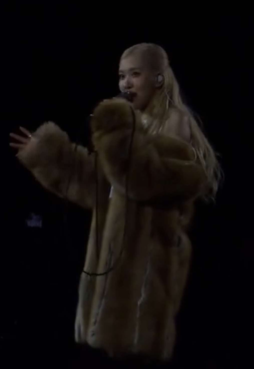 ROSÉ'S SPEECH BEFORE HER SOLO SET she talked about New Zealand and Australia, my pookie 🥺 ROSÉ ÉMERVEILLE PARIS #ROSÉ #DEADLINE_IN_PARIS #DEADLINETOUR_PARIS #BLACKPINK_DEADLINE #ROSIE #APT #BLACKPINK_IN_PARIS 