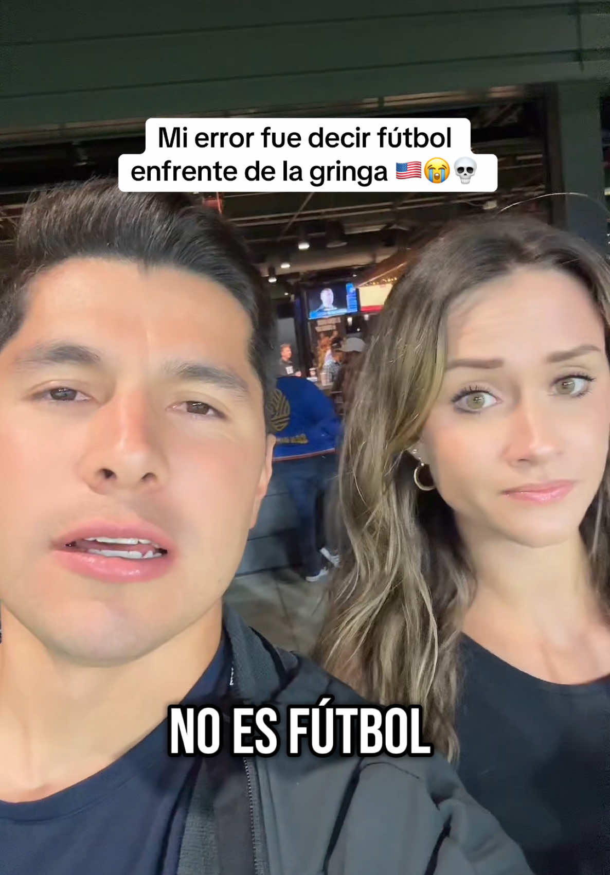 Se enojo🤣 es fútbol or soccer?👇🏻 #couples #viral #gringa #fyp  #latinolove 