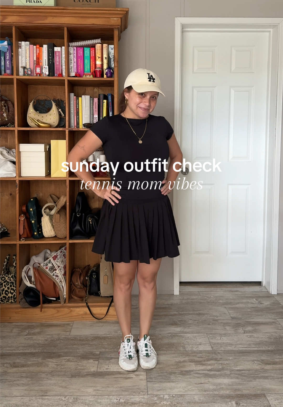 Perfect outfit for an easy sunday😍 lil Athleisure outfit will always be a good idea for running errands, being out in the heat but still want to look cute, golfing on a sunday with the fam 