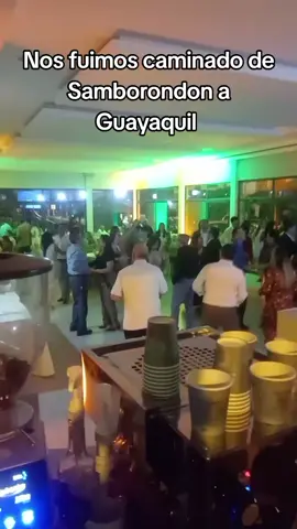 Una aventura más al libro y con el corazón en la mano #caminando #noche #guayaquil 
