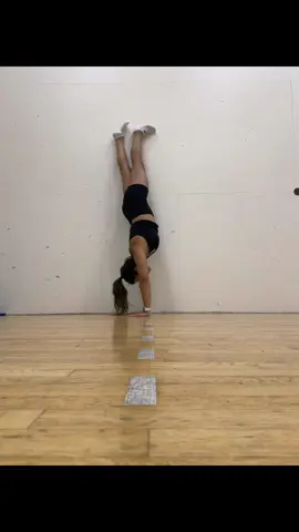 Well…didn’t see that coming 🥴🥲 Lost focus for a sec, forgot I was upside down and came tumbling down…hard 😅  #gym #GymTok #gymfails #gymfam #funnyvideos #funnymoments #handstandpractice #gymgirlsoftiktok #gymgirlies #gymgirl 