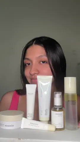 ✨ Your full bean-powered glow routine ✨ From deep hydration to smooth, glassy skin — the Mixsoon Ultimate Bean Set has it all: 💧 Bean Essence 🥣 Bean Cream ⚡ Bean Ampoule 🌬️ Balancing Mist 💋 Lip Mask Balm 👀 Eye Cream + Hydrogel Eye Patches Vegan, minimalist, and packed with fermented goodness for that dewy, healthy skin vibe. 🫘💫 @mixsoon @mixsoon_official @mixsoon_global  — #mixsoon #glassskinroutine #kbeautyskincare #beanpower #minimalistskincare #kbeautyroutine #skincaregoals #creatorsearchinsights 