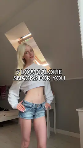 if you need low calorie snacks that are ACTUALLY TASTY here you go⬇️🩷 1. 0% Greek yogurt + blueberries 🫐  2. Sugar free jello + whipped cream 3. Protein chips  4. Protein shakes  5. Air popped popcorn 🍿 6. Dark chocolate + strawberries  7. frozen yogurt with fruits  #snacks #grocery #list #tips #fitnesstips #lowcal #gym #wellness #Fitness #fitnessgirl  #fakebody 