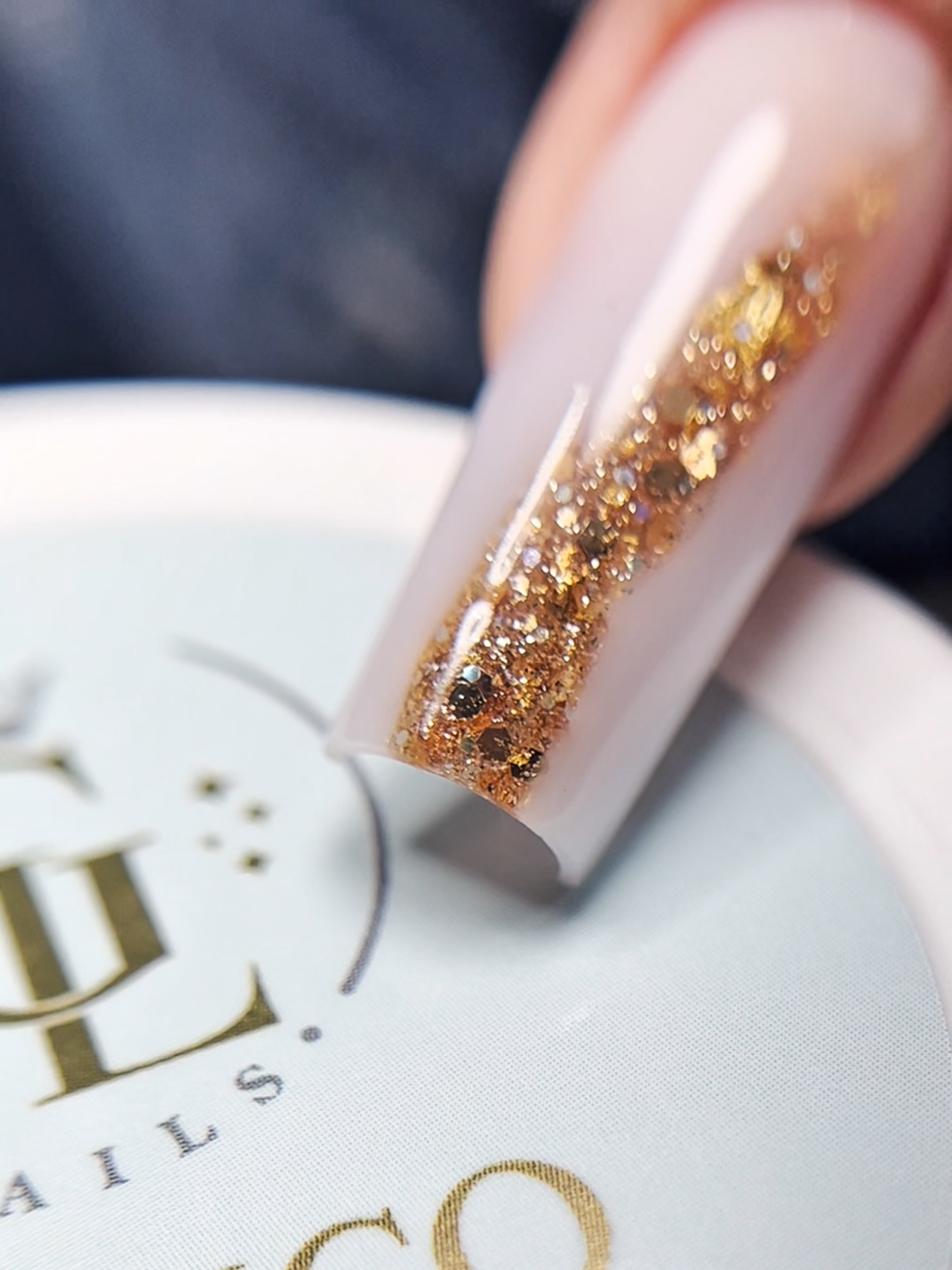 ✨ A perfeição mora nos detalhes! Essa lindeza foi feita com o nosso Gel Bianco AGL Nails como base, finalizada com uma camada de Gel Clear + glitter dourado para criar esse efeito sofisticado e cheio de brilho. Tudo isso aplicado com Molde F1 — praticidade e acabamento impecável em menos tempo! 💅 Resultado profissional, com aquele toque glam que só a AGL entrega. 🌟 Quer unhas assim? Use os géis da AGL e sinta a diferença! 🛒 Encontre um lojista AGL próximo ou compre direto em 👉 www.aglnails.com.br #AGLNails #GelBiancoAGL #GelClearAGL #MoldeF1 #UnhasDeGel #AlongamentoDeUnhas #NailDesignLuxo #NailArtBrilhante
