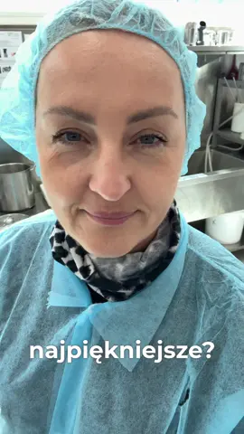 Wiesz, co jest w tobie najpiękniejsze? To, że jesteś cudownie nieidealna. To, że upadasz, a potem wstajesz z podniesioną głową i podejmujesz się kolejnych wyzwań. To, że mimo zmęczenia wypełniasz swoje obowiązki, ocierając pot z czoła.