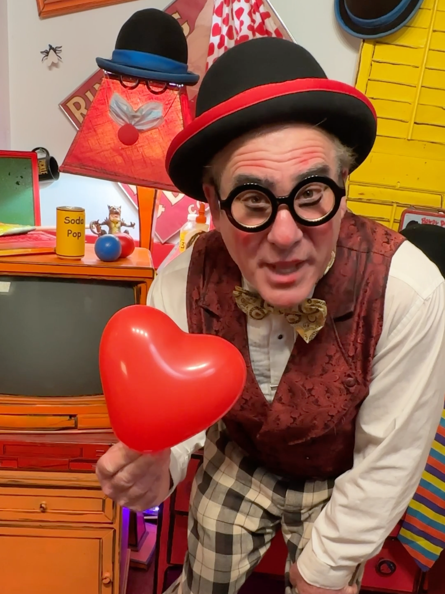 Boswick The Clown in “I Need To Heart….” #silly #forkids #dadjokes #clown #silly #funny #puns #cornyjokes #boswicktheclown #magic #balloonanimals