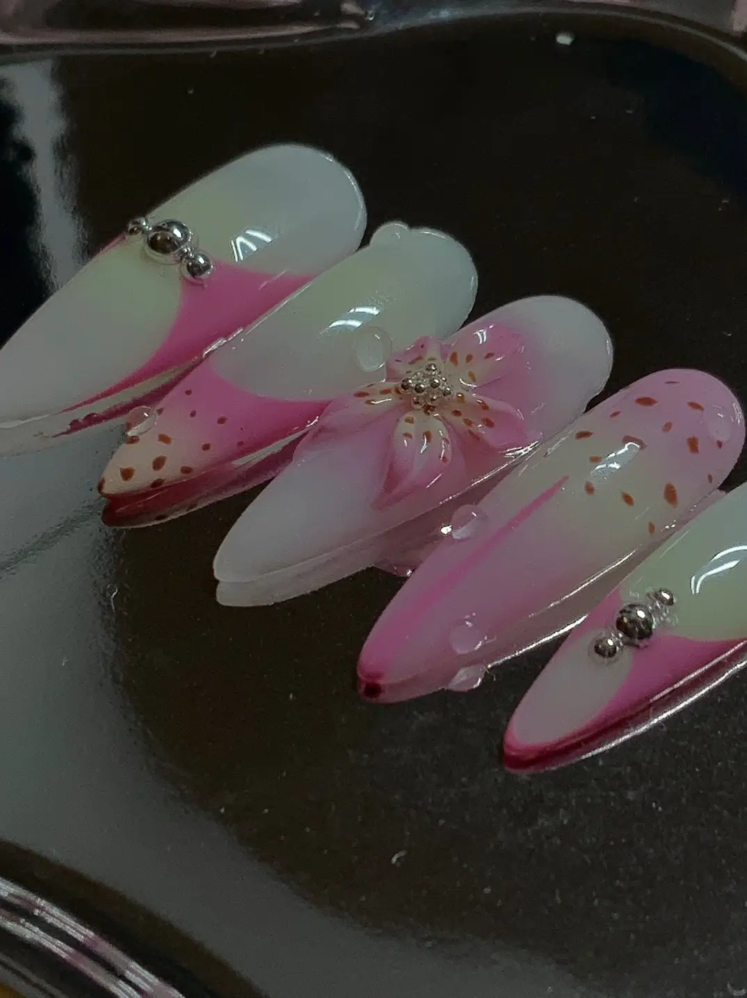 IG @fairyauranails ✨ #pinksummernailsinspo #pressonnailstoronto #pinkflowernailartdesign #trendysummernails #creatorsearchinsights 
