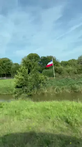 Pengibaran bendera One Piece yang ramai hari ini bertepatan saat peringatan 17 Agustus 2025 sebaiknya tidak disikapi secara berlebihan. Justru, hal ini bisa dilihat sebagai bentuk protes kreatif dari masyarakat. Kita bisa belajar dari Belanda pada September 2022 saya di Belanda, ketika itu para petani melakukan aksi protes dengan mengibarkan bendera nasional mereka secara terbalik. Pesan tersampaikan, perdebatan muncul, dan suara mereka terdengar. Kadang, simbol menjadi bahasa yang lebih tajam daripada kata-kata. Yang penting adalah memahami makna di baliknya, bukan hanya bentuk luarnya. 🇮🇩 #ProtesKreatif #17Agustus #IndonesiaMerdeka #indonesiamandiri #indonesiareborn #adewardhanaadinata 
