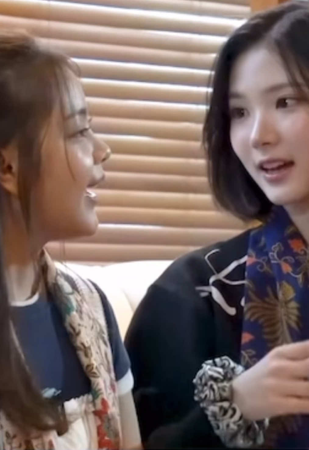 Pas dijakarta udah kayak botol sama tutupnya😌. #hearts2hearts #jiwoo #carmen #woomen 