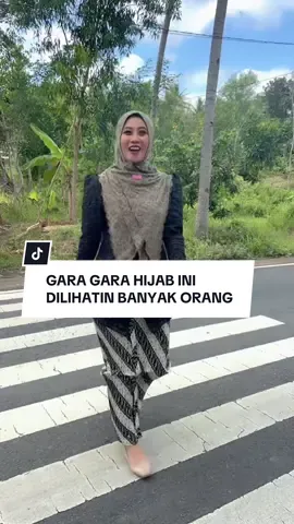 SUMPAH‼️ GARA GARA PAKAI INI BANYAK YANG LIHATIN🤭   Ini lho bun hijab yang banyak yang lihat “Hudy Mamosa” depan belakang sudah 3 layer,dipakai nyaman anti ribet, apalagi dipadukan dengan kebaya ,auto cantik✨ Yakin cuma dilihatin aja🤭 #promoguncang88  #gajiansale  #hijabinstan  #olievehijabs 