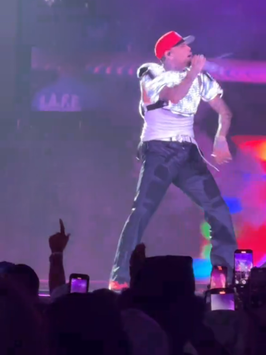 I almost forgot to finish the transition 🤣 Tag me if you use this 🔥  #chrisbrown #breezybowl #newtransition #transition #transitionidea   