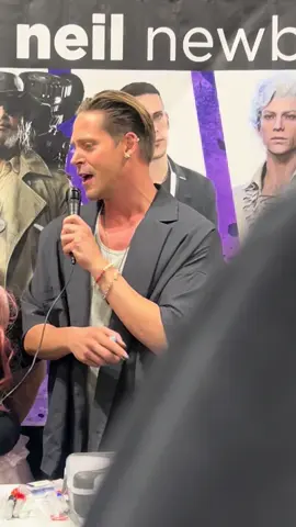 Long lines were more than worth it for @Neil Newbon’s impromptu Rocky Horror karaoke  #neilnewbon #tampabaycomiccon 