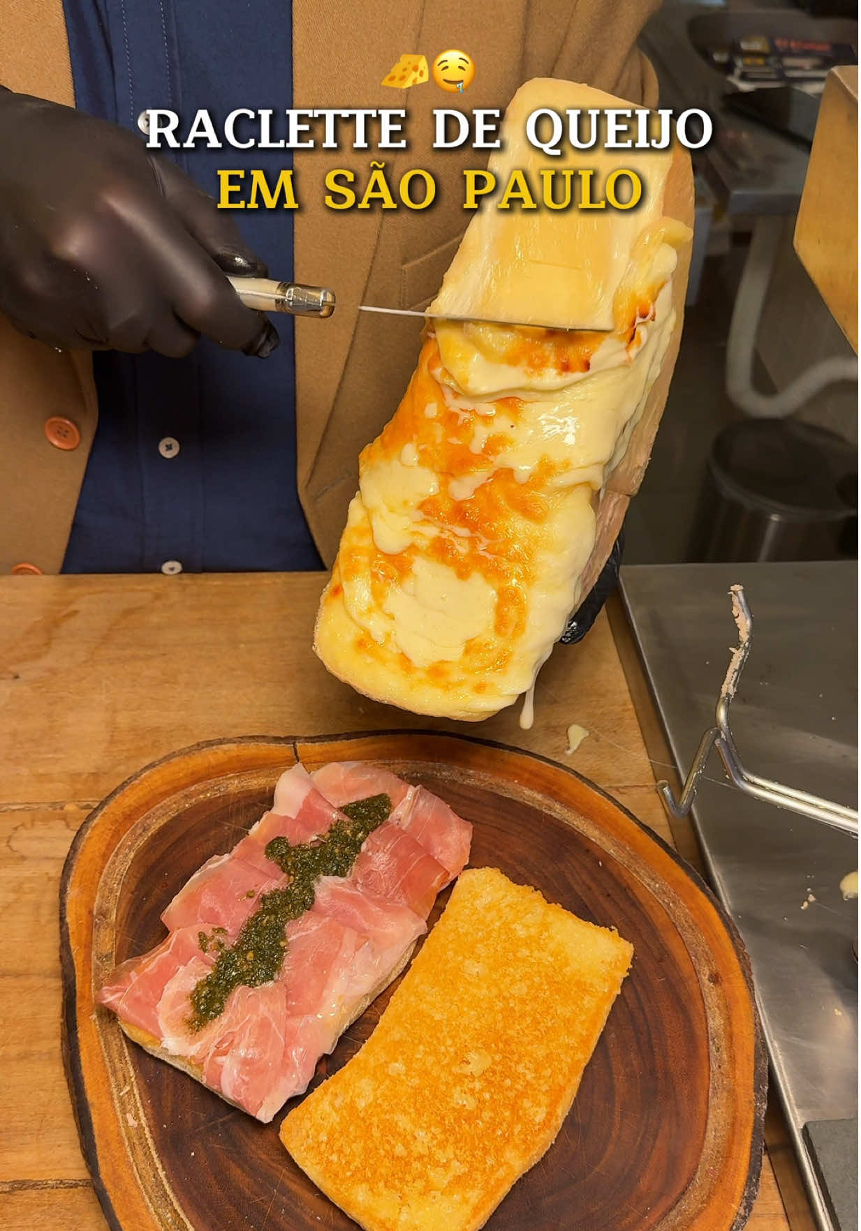 RACLETTE DE QUEIJO EM SP! 😱😍 Fomos navegar no @emporio.rotadoqueijo, que é um empório especializasse em queijos e que também conta com um rodízio incrível de queijos e vinhos às quintas, sextas e sábados, à partir das 19:30.🍷 Eles são os pioneiros nesse tipo de rodízio. Sendo o 1º rodízio de queijos e vinhos de SP. 🤌🏻   Além de é claro, a famosa e deliciosa Raclette de queijo no Pão Ciabatta com Presunto Parma, Azeite Trufado e Molho Pesto.😋 👇🏻Os valores são: 🧀Rodízio de Queijos e Vinhos - 💲179,90 🥯Raclette de Queijo no Pão Ciabatta - 💲59,90 CURTIU? Então já marca o @ que vai te levar!! 🔥🔥 🥖@emporio.rotadoqueijo 📍Rua Casa Forte, 79 - Santana, SP. *Publi