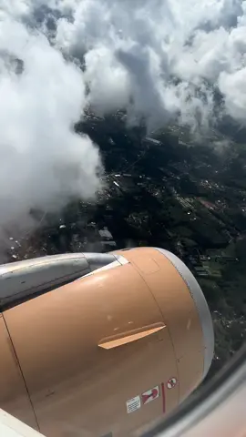 Menangis di perjalanan pulang, lalu tertawa saat sampai di rumah. Beginilah rasanya mencintai dua tempat sekaligus. Palembang - Yogyakarta #haha #fyp #superairjet #yogyakartainternationalairport 