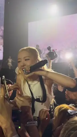 #ROSÉ #로제 #ROSÉinPARIS #DEADLINETOUR_PARIS #APT.