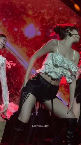 chaewon hot fancam ( ft. yunjin😹 ) !  #EASY_CRAZY_HOT_TOUR  #EASY_CRAZY_HOT_IN_MANILA #ECH_IN_MANILA #LE_SSERAFIM