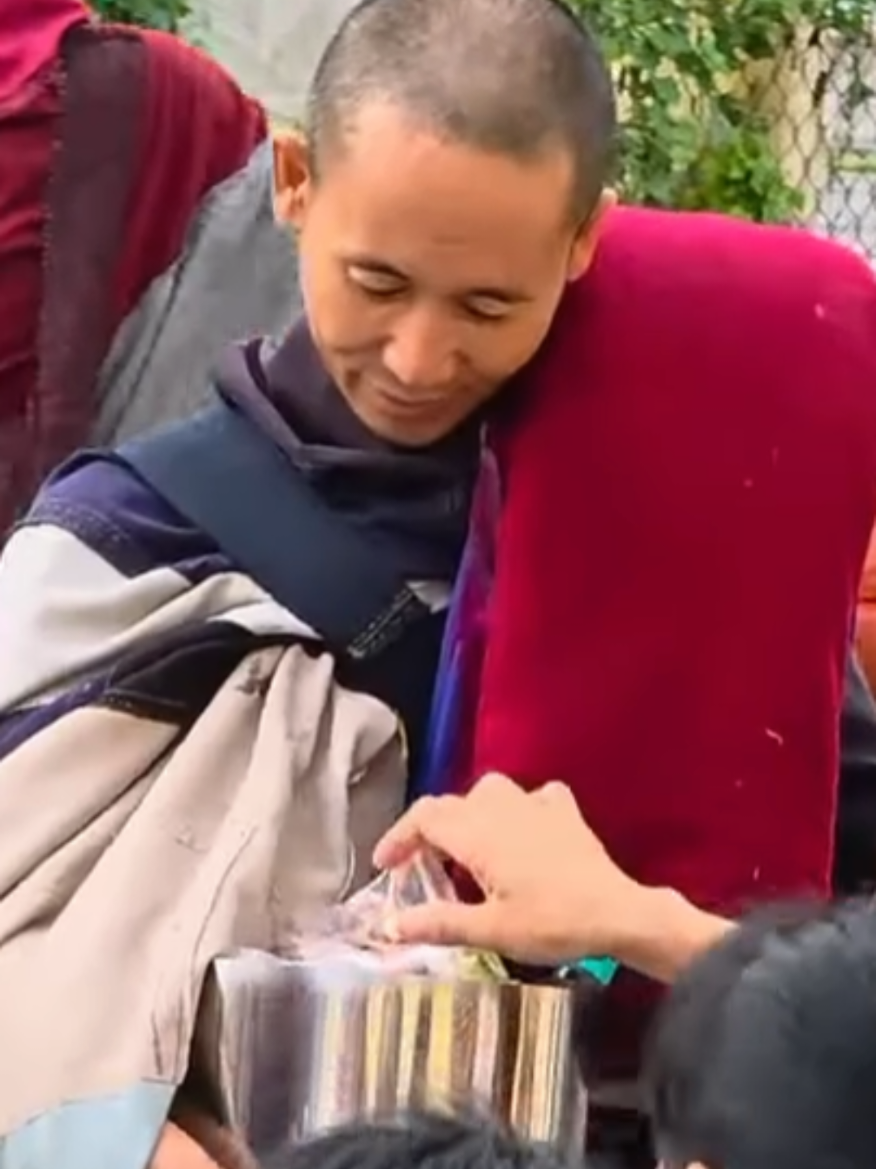 Ngày mới an lạc dõi theo bước chân Thầy 🙏