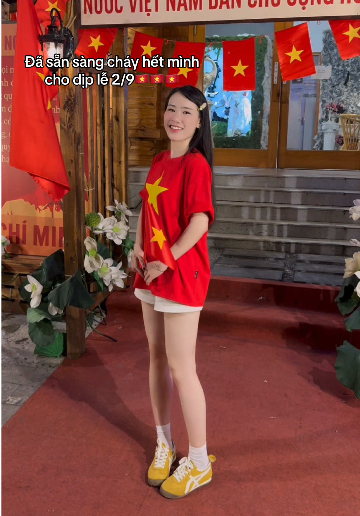 Mặc cả set như này đi chơi dịp lễ 2/9 quá đẹp và ý nghĩa các bác ạ. Em đã kịp checkin quán cafe dercor sớm nhất Hn ạ😘🇻🇳🇻🇳🇻🇳🇻🇳 #chekacafe #yeunuoc #aocodosaovang #2_9 #ngocanhm65 