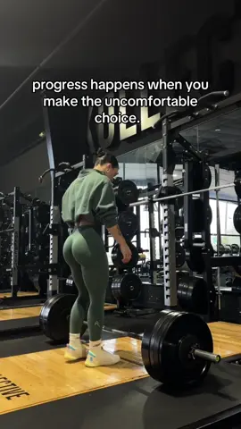 you won’t regret it 😏 train with me in bi0 #workoutmotivation #strengthtraining #liftheavy #getstrong #fitnessmotivation 